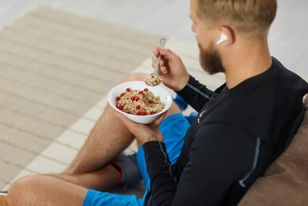 Man-enjoying-meal-rich-in-fibre-to-prevent-haemorrhoids-scaled Man enjoying meal rich in fibre to prevent haemorrhoids
